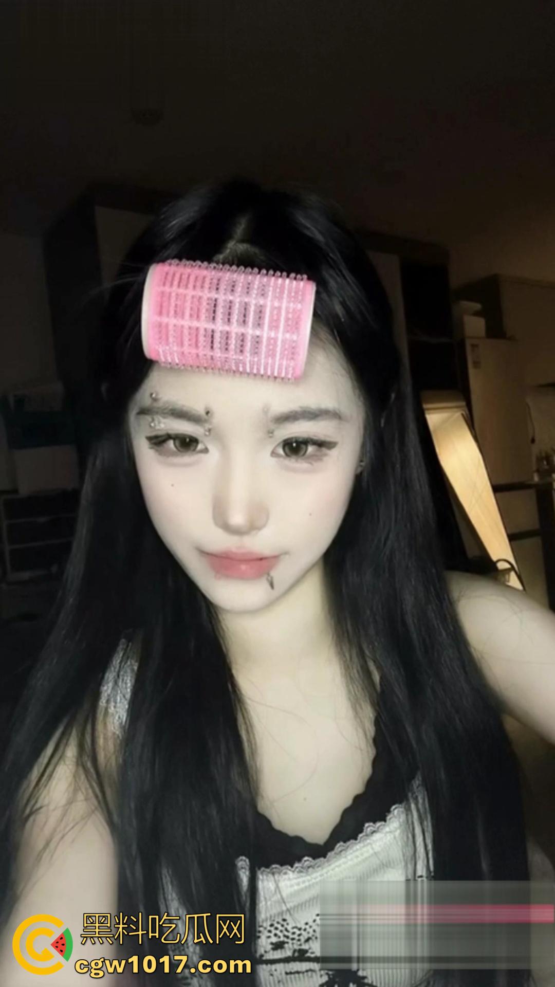 推特顶级网红微密圈福利视频流出!高颜御姐穿着情趣黑丝开裆袜自慰,高潮时淫水喷三米远! 第2张 推特顶级网红微密圈福利视频流出!高颜御姐穿着情趣黑丝开裆袜自慰,高潮时淫水喷三米远! 第2张