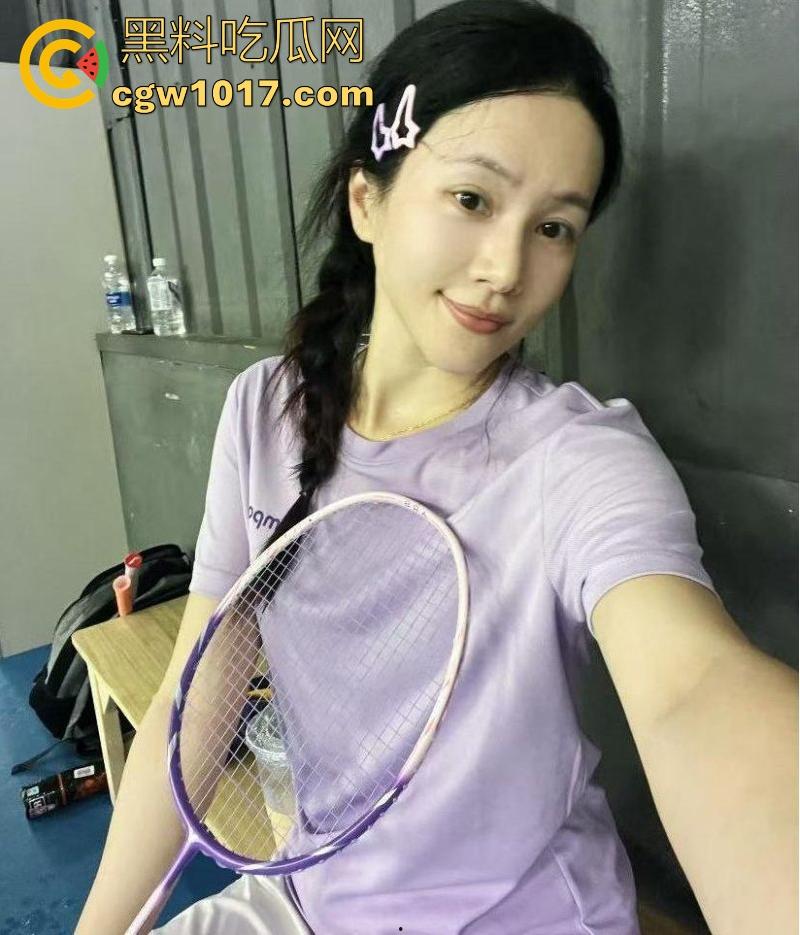 嫂子身穿紫色战袍户外露出，路边扣小骚逼扣出水，迫不及待回车上无套猛插，爽到全程浪叫不断！  第1张