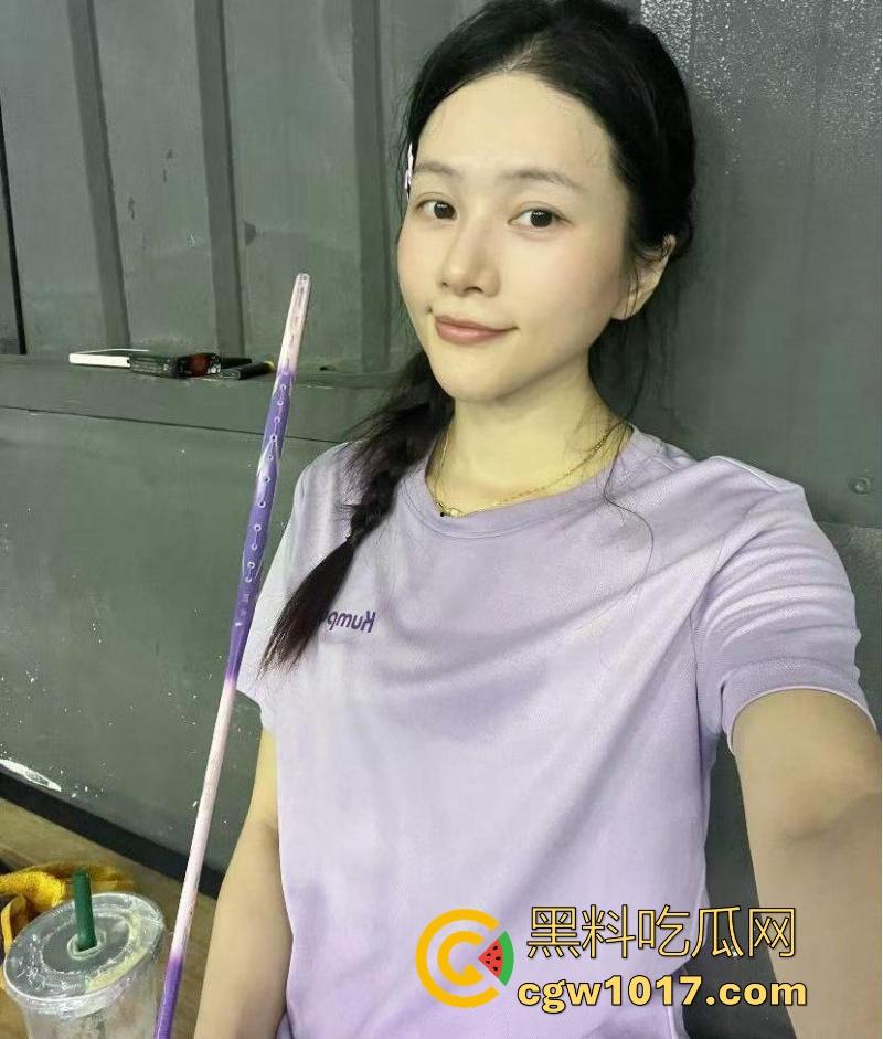 嫂子身穿紫色战袍户外露出，路边扣小骚逼扣出水，迫不及待回车上无套猛插，爽到全程浪叫不断！  第2张