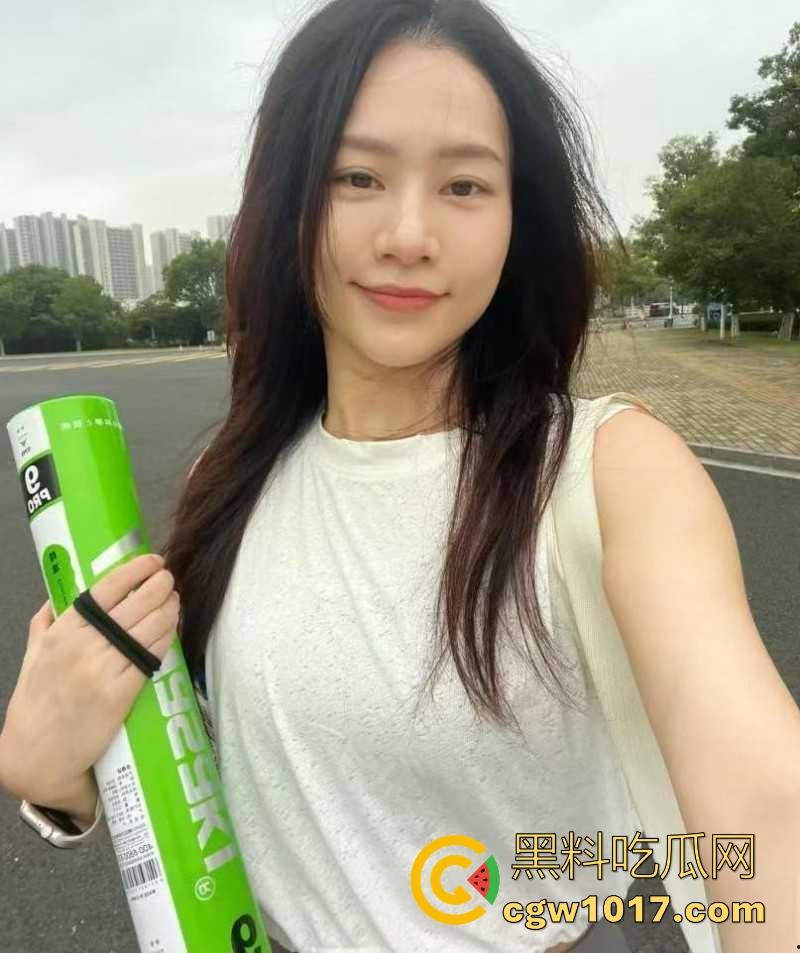 嫂子身穿紫色战袍户外露出，路边扣小骚逼扣出水，迫不及待回车上无套猛插，爽到全程浪叫不断！  第3张