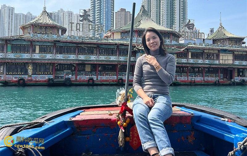 广州饥渴母狗【张思淼】，与男友租房自拍做爱，露脸深情添屌无套猛干， 性欲太大事后仍不满足，用跳蛋狂震骚穴！  第1张