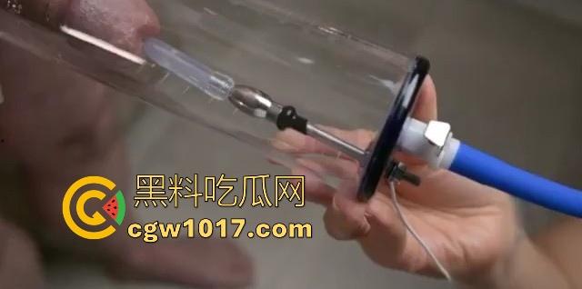 猎奇重口！国外调教已经发展到这地步了吗？真空针管插鸡巴尿道，直接一个按钮下去男奴直接射满大大一杯！  第3张