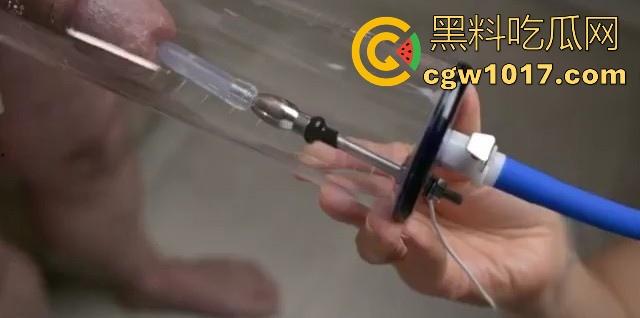 猎奇重口！国外调教已经发展到这地步了吗？真空针管插鸡巴尿道，直接一个按钮下去男奴直接射满大大一杯！  第4张