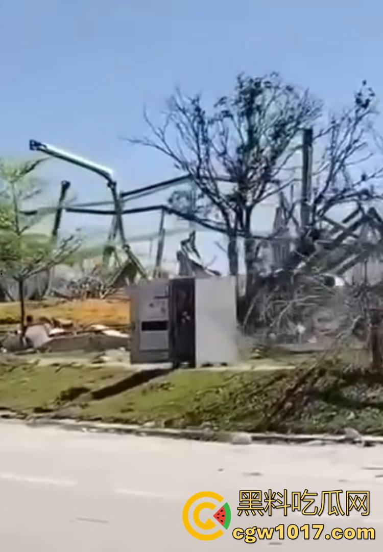 柬埔寨KK园区被血洗清剿!内部实拍曝光:牢笼、血迹、遗留手机触目惊心! 第4张 柬埔寨KK园区被血洗清剿!内部实拍曝光:牢笼、血迹、遗留手机触目惊心! 第4张