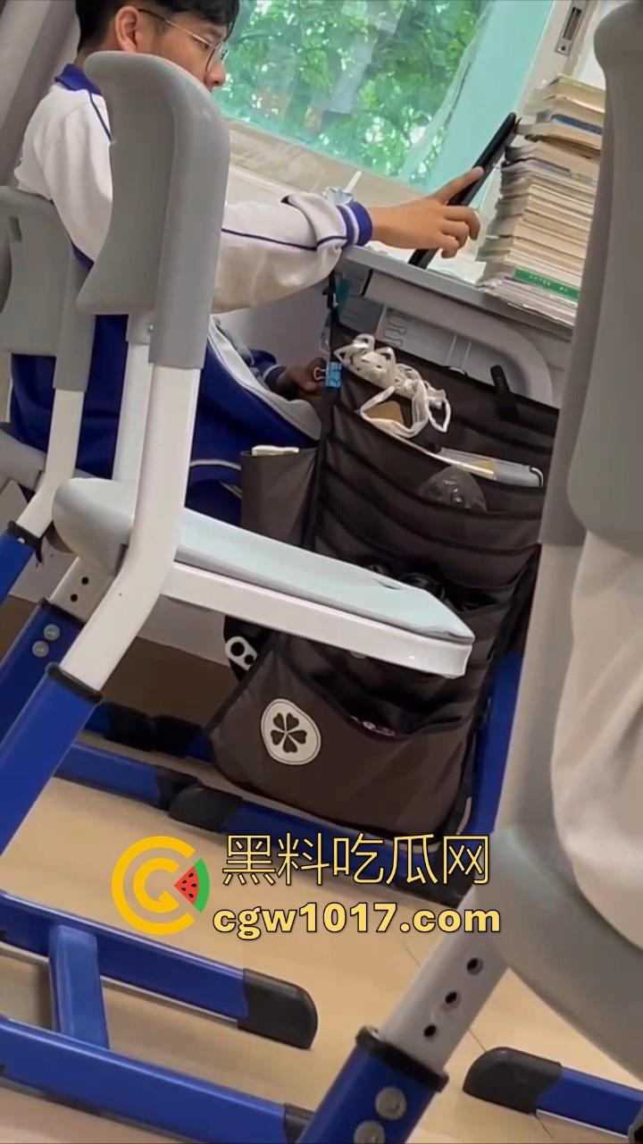 自习课惊现后排同学上课打飞机！边看平板边掏出大屌狂撸，这哥们只能说真生猛，太投入了被偷拍都没发现！  第7张
