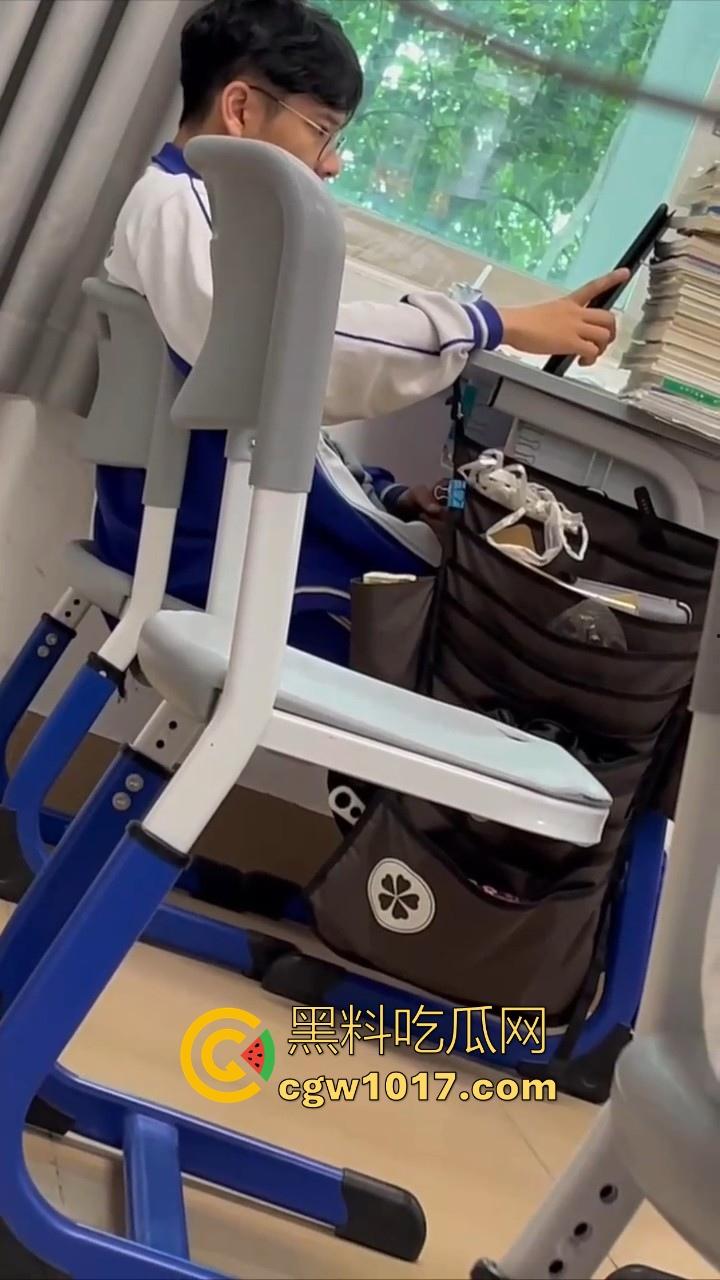 自习课惊现后排同学上课打飞机！边看平板边掏出大屌狂撸，这哥们只能说真生猛，太投入了被偷拍都没发现！  第8张