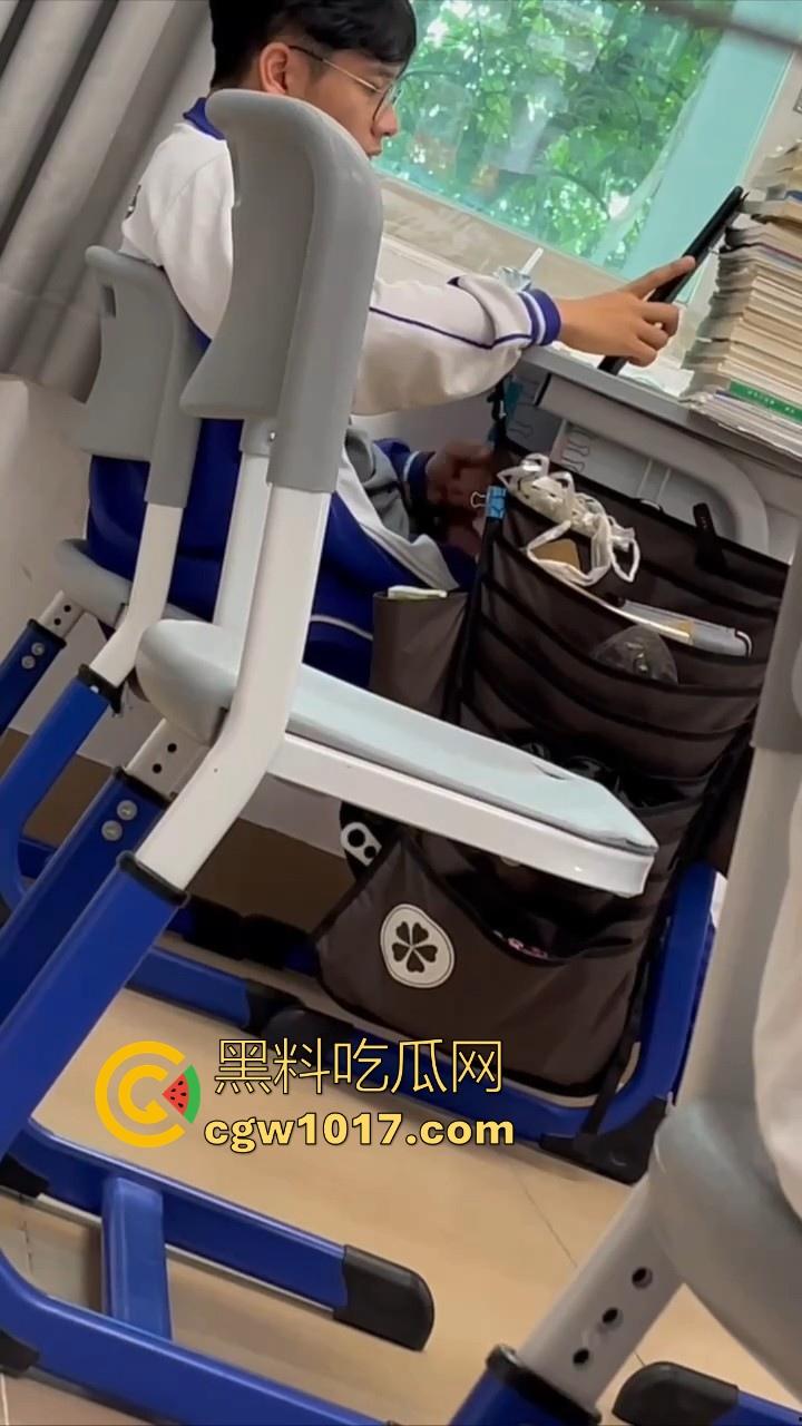 自习课惊现后排同学上课打飞机！边看平板边掏出大屌狂撸，这哥们只能说真生猛，太投入了被偷拍都没发现！  第9张