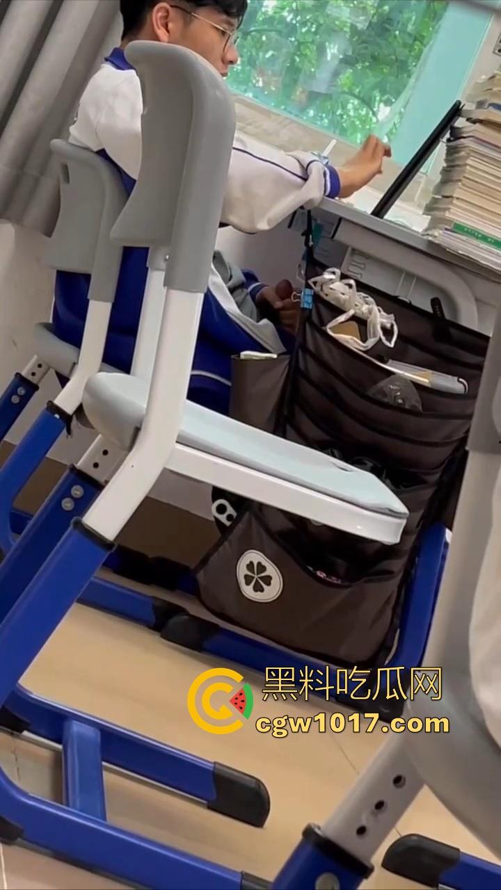 自习课惊现后排同学上课打飞机！边看平板边掏出大屌狂撸，这哥们只能说真生猛，太投入了被偷拍都没发现！  第10张