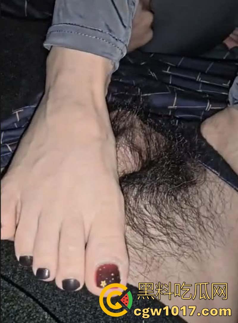 极品姐姐穿性感免脱瑜伽裤勾引青春期弟弟，性感肥臀巨乳曲线一览无遗，骚里骚气的骑乘，还是姐姐好啊！  第9张