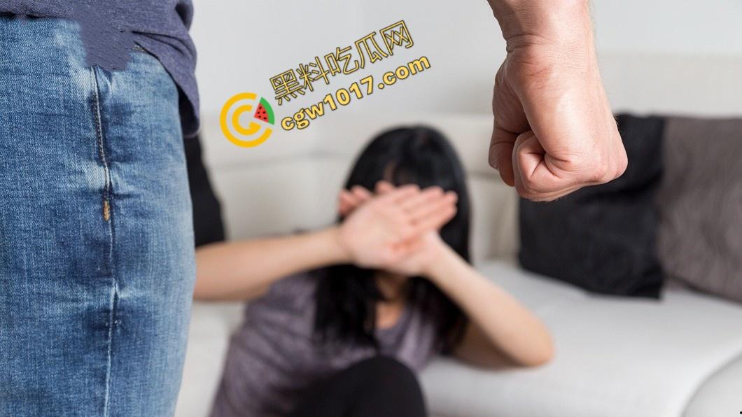 国外真实家暴!男人狂殴老婆,砸晕后仍不放手!惨不忍睹的家庭录像惊爆网络! 第1张 国外真实家暴!男人狂殴老婆,砸晕后仍不放手!惨不忍睹的家庭录像惊爆网络! 第1张