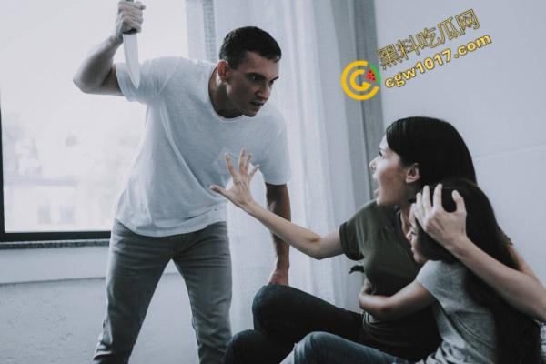 国外真实家暴!男人狂殴老婆,砸晕后仍不放手!惨不忍睹的家庭录像惊爆网络! 第2张 国外真实家暴!男人狂殴老婆,砸晕后仍不放手!惨不忍睹的家庭录像惊爆网络! 第2张