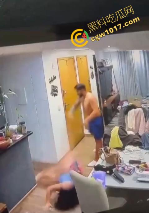 国外真实家暴!男人狂殴老婆,砸晕后仍不放手!惨不忍睹的家庭录像惊爆网络! 第7张 国外真实家暴!男人狂殴老婆,砸晕后仍不放手!惨不忍睹的家庭录像惊爆网络! 第7张