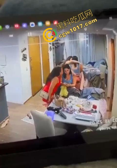 国外真实家暴!男人狂殴老婆,砸晕后仍不放手!惨不忍睹的家庭录像惊爆网络! 第3张 国外真实家暴!男人狂殴老婆,砸晕后仍不放手!惨不忍睹的家庭录像惊爆网络! 第3张