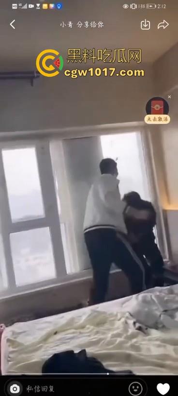 不是现在的东北精神小伙狠人这么多的吗！上门寻仇直接掏出大刀狂捅，地下躺着一个手里还捅着一个，这是要血洗啊！  第2张