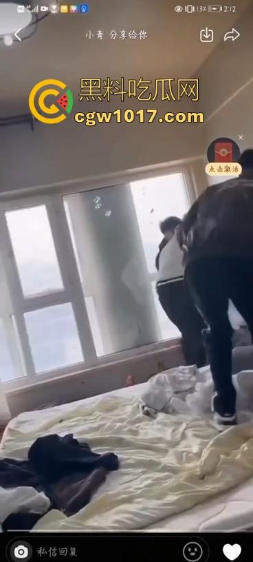 不是现在的东北精神小伙狠人这么多的吗！上门寻仇直接掏出大刀狂捅，地下躺着一个手里还捅着一个，这是要血洗啊！  第4张