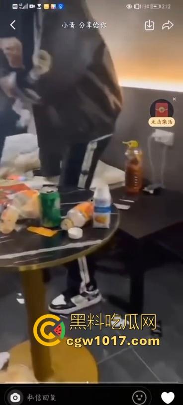 不是现在的东北精神小伙狠人这么多的吗！上门寻仇直接掏出大刀狂捅，地下躺着一个手里还捅着一个，这是要血洗啊！  第5张