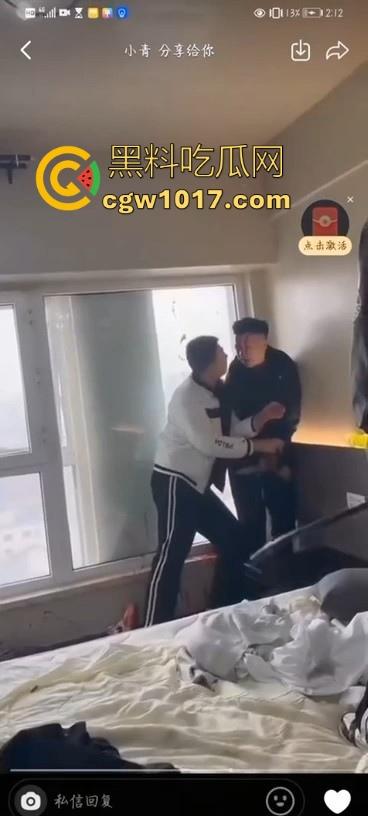 不是现在的东北精神小伙狠人这么多的吗！上门寻仇直接掏出大刀狂捅，地下躺着一个手里还捅着一个，这是要血洗啊！  第7张