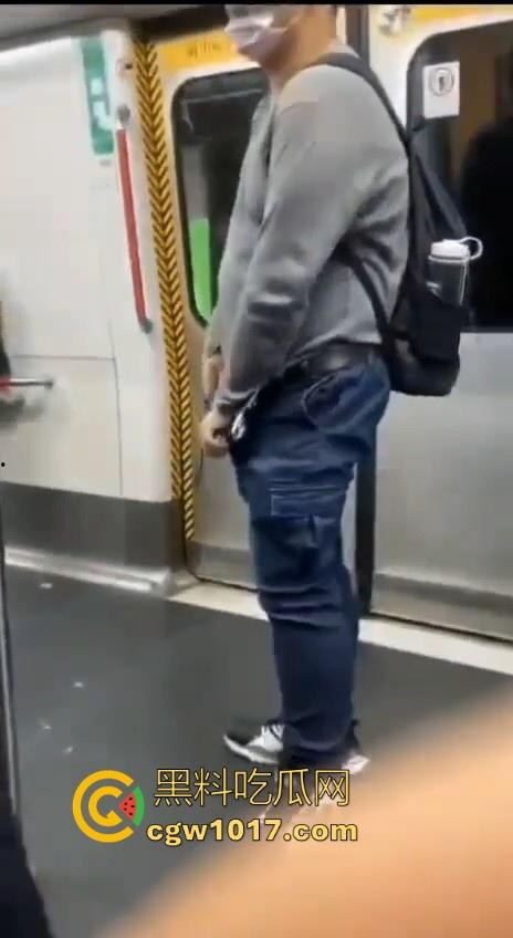 香港地铁牛仔裤大哥现场放尿直播！上班高峰期当着当着众人面开尿，可见心里素质是有多强大，小弟佩服！  第1张