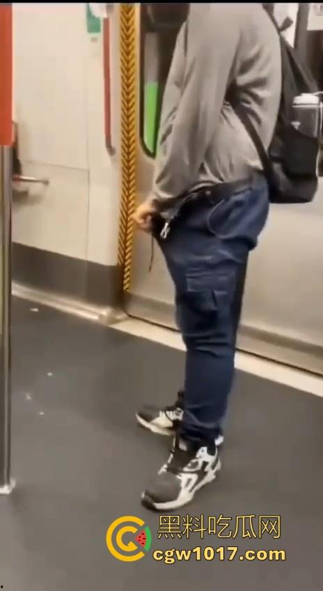 香港地铁牛仔裤大哥现场放尿直播！上班高峰期当着当着众人面开尿，可见心里素质是有多强大，小弟佩服！  第2张