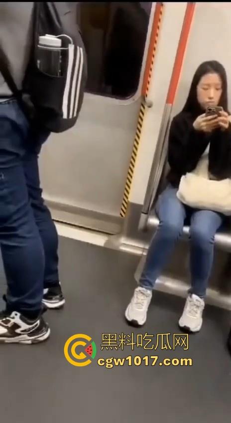 香港地铁牛仔裤大哥现场放尿直播！上班高峰期当着当着众人面开尿，可见心里素质是有多强大，小弟佩服！  第3张