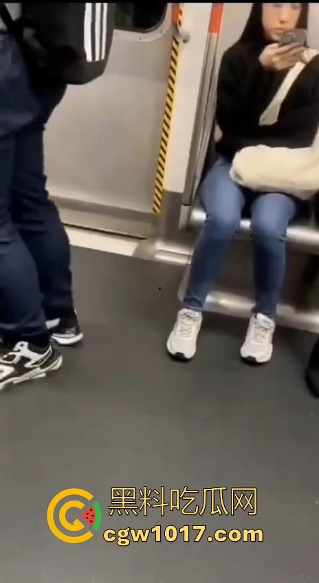 香港地铁牛仔裤大哥现场放尿直播！上班高峰期当着当着众人面开尿，可见心里素质是有多强大，小弟佩服！  第7张
