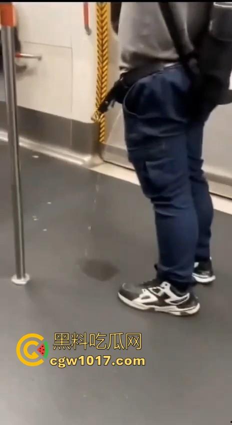 香港地铁牛仔裤大哥现场放尿直播！上班高峰期当着当着众人面开尿，可见心里素质是有多强大，小弟佩服！  第4张