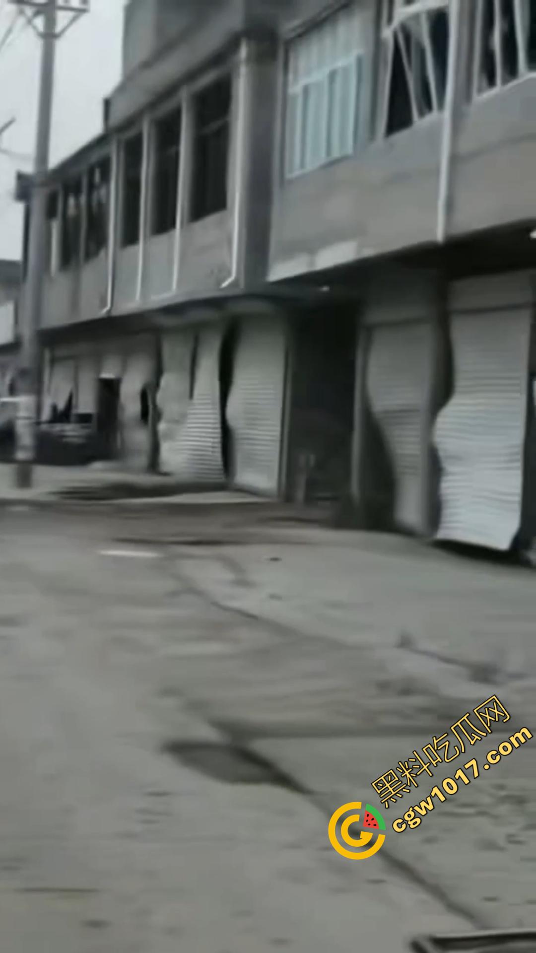 安徽亳州赵桥乡爆炸惨案只因为村名非法烟花销毁失控造成!卢天庙小学附近的建筑坍塌受损不一 造成4人重伤! 第6张 安徽亳州赵桥乡爆炸惨案只因为村名非法烟花销毁失控造成!卢天庙小学附近的建筑坍塌受损不一 造成4人重伤! 第6张