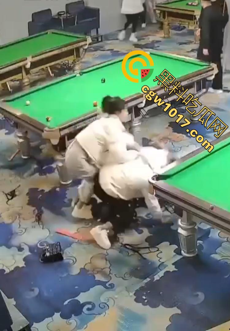 吉林台球厅女孩砍人 双刀双子星暴怒互砍 两个白衣小妹拿刀狂砍黑衣小妹 手持砍刀狂暴100秒 第5张 吉林台球厅女孩砍人 双刀双子星暴怒互砍 两个白衣小妹拿刀狂砍黑衣小妹 手持砍刀狂暴100秒 第5张