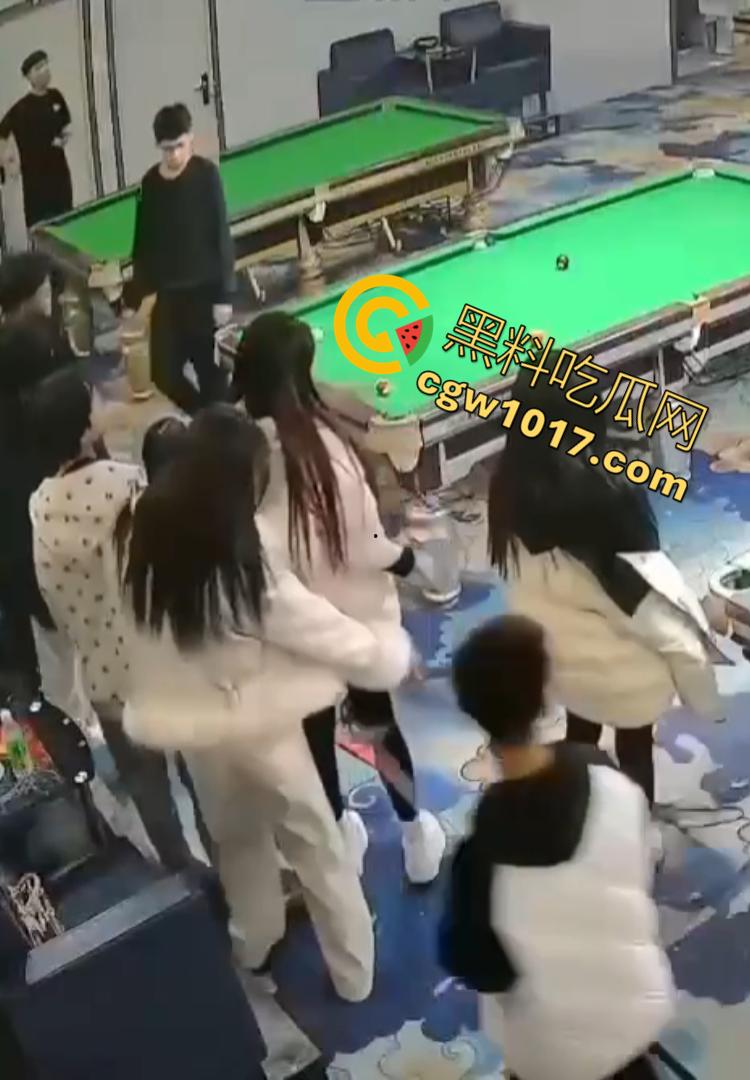 吉林台球厅女孩砍人 双刀双子星暴怒互砍 两个白衣小妹拿刀狂砍黑衣小妹 手持砍刀狂暴100秒 第7张 吉林台球厅女孩砍人 双刀双子星暴怒互砍 两个白衣小妹拿刀狂砍黑衣小妹 手持砍刀狂暴100秒 第7张