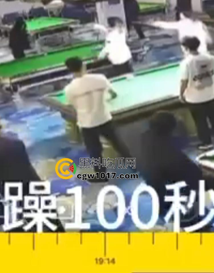 吉林台球厅女孩砍人 双刀双子星暴怒互砍 两个白衣小妹拿刀狂砍黑衣小妹 手持砍刀狂暴100秒 第9张 吉林台球厅女孩砍人 双刀双子星暴怒互砍 两个白衣小妹拿刀狂砍黑衣小妹 手持砍刀狂暴100秒 第9张