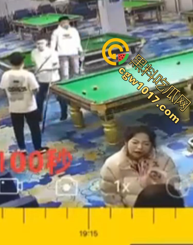 吉林台球厅女孩砍人 双刀双子星暴怒互砍 两个白衣小妹拿刀狂砍黑衣小妹 手持砍刀狂暴100秒 第8张 吉林台球厅女孩砍人 双刀双子星暴怒互砍 两个白衣小妹拿刀狂砍黑衣小妹 手持砍刀狂暴100秒 第8张