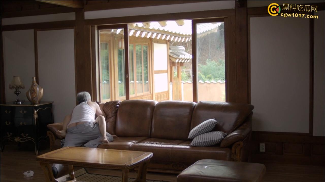 韩国高清伦理片《卑劣的交易 》，妻子为丈夫寻求眼角膜，被老头一次又一次无情内射后，憋屈的妻子做爱时杀害老头！  第2张