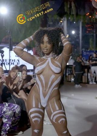 2025迈阿密泳装周【Farnello】胶带秀零布料全裸勾魂,金发超模乳臀春光乍泄,私处若隐若现,欲望炸裂T台! 第7张 2025迈阿密泳装周【Farnello】胶带秀零布料全裸勾魂,金发超模乳臀春光乍泄,私处若隐若现,欲望炸裂T台! 第7张