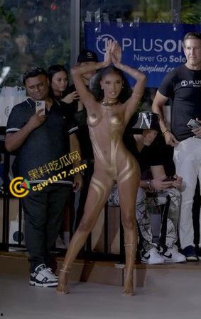 2025迈阿密泳装周【Farnello】胶带秀零布料全裸勾魂,金发超模乳臀春光乍泄,私处若隐若现,欲望炸裂T台! 第6张 2025迈阿密泳装周【Farnello】胶带秀零布料全裸勾魂,金发超模乳臀春光乍泄,私处若隐若现,欲望炸裂T台! 第6张