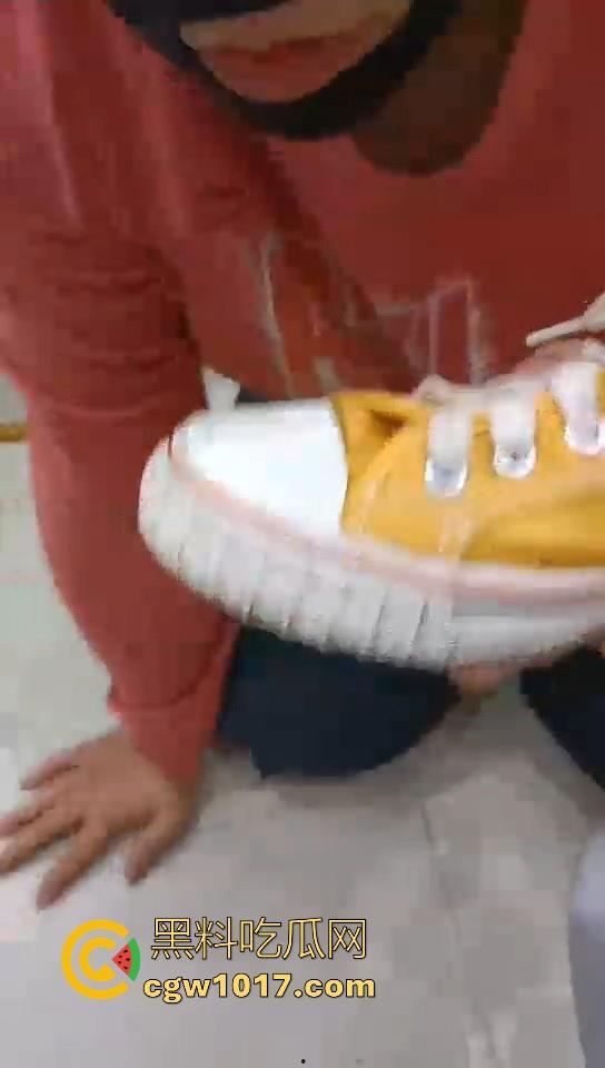 不良小妹调教自己的肥宅男奴，暴力美学性爱，舔鞋舔脚都是基本操作，小胖狗乖乖的听话只为得到女主人的怜悯！  第3张