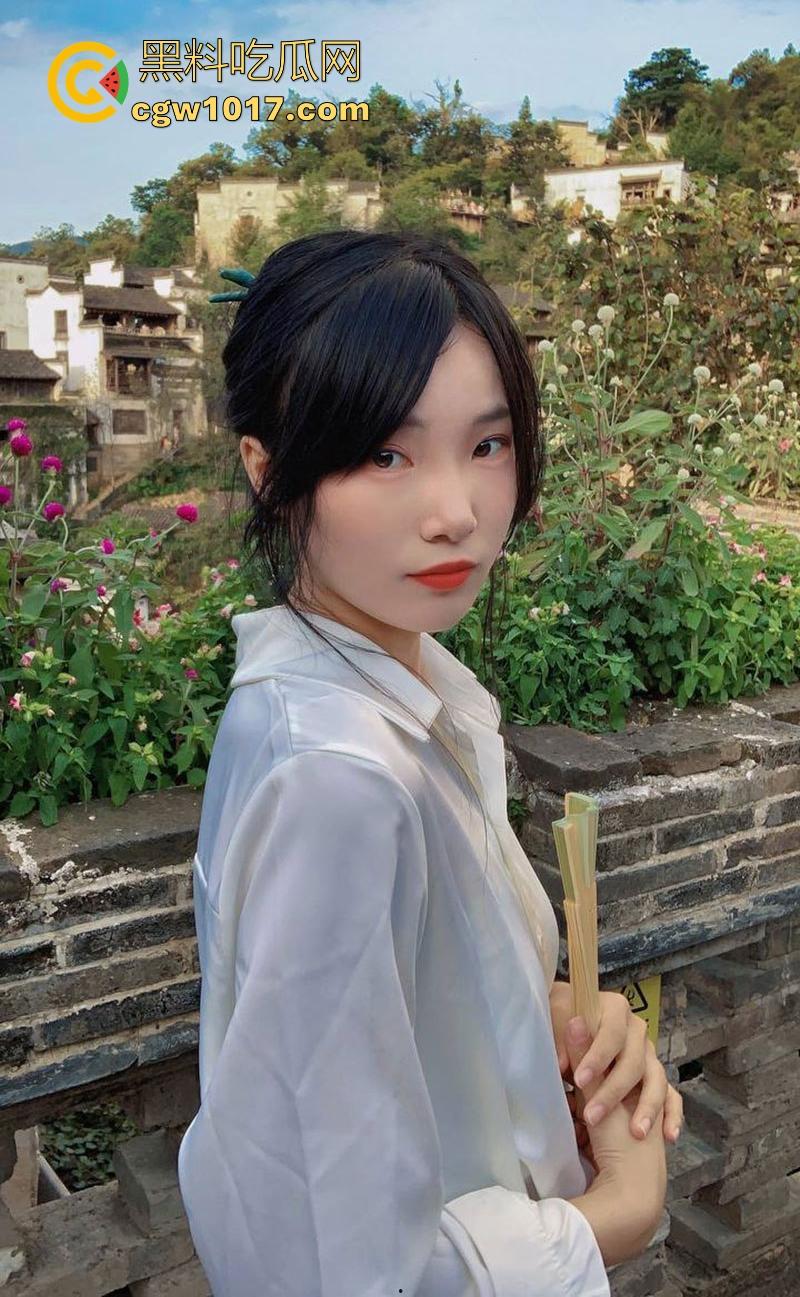 武汉大学英语系学姐【魏美丽】约炮成瘾，看似清纯可爱，实则骚逼里早已灌满精液，被大屌操成母狗！  第3张