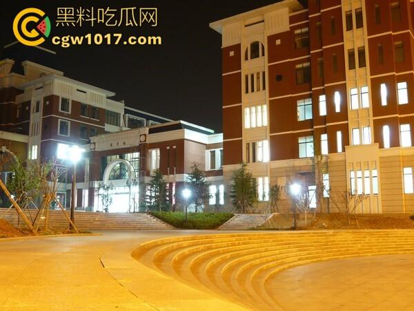 山东财大7409教室活春宫！晚自习女生桌下跪舔，被瓜友偷拍 视频在全校疯传！  第2张