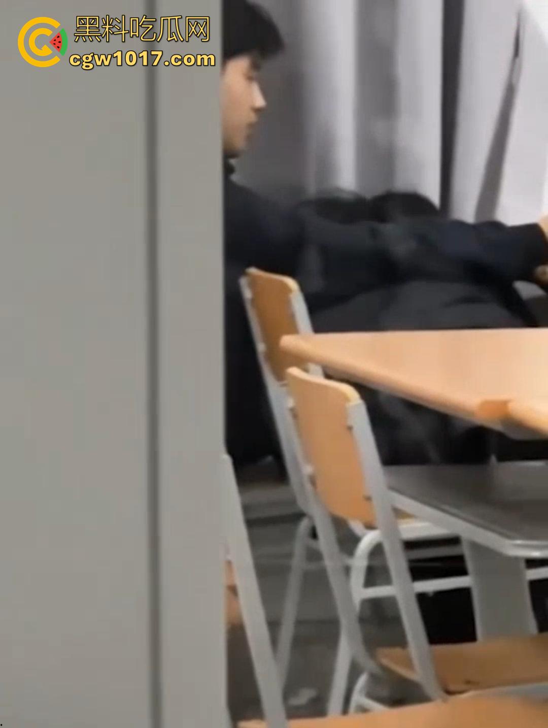 山东财大7409教室活春宫！晚自习女生桌下跪舔，被瓜友偷拍 视频在全校疯传！  第6张