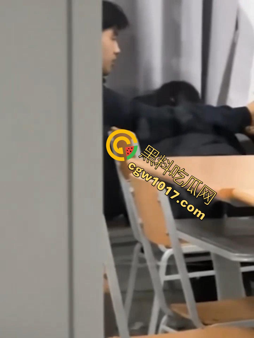 山东财大7409教室活春宫！晚自习女生桌下跪舔，被瓜友偷拍 视频在全校疯传！  第7张