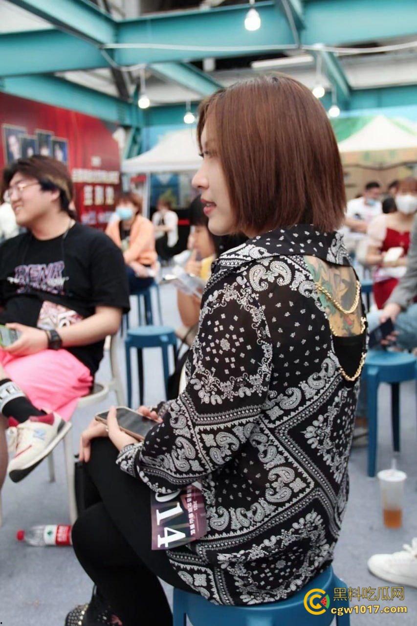 西安某公司优秀党员【方慧】，和单位领导开房偷情，还被领导pua不带套，穿着情趣制服被猛插内射！  第3张