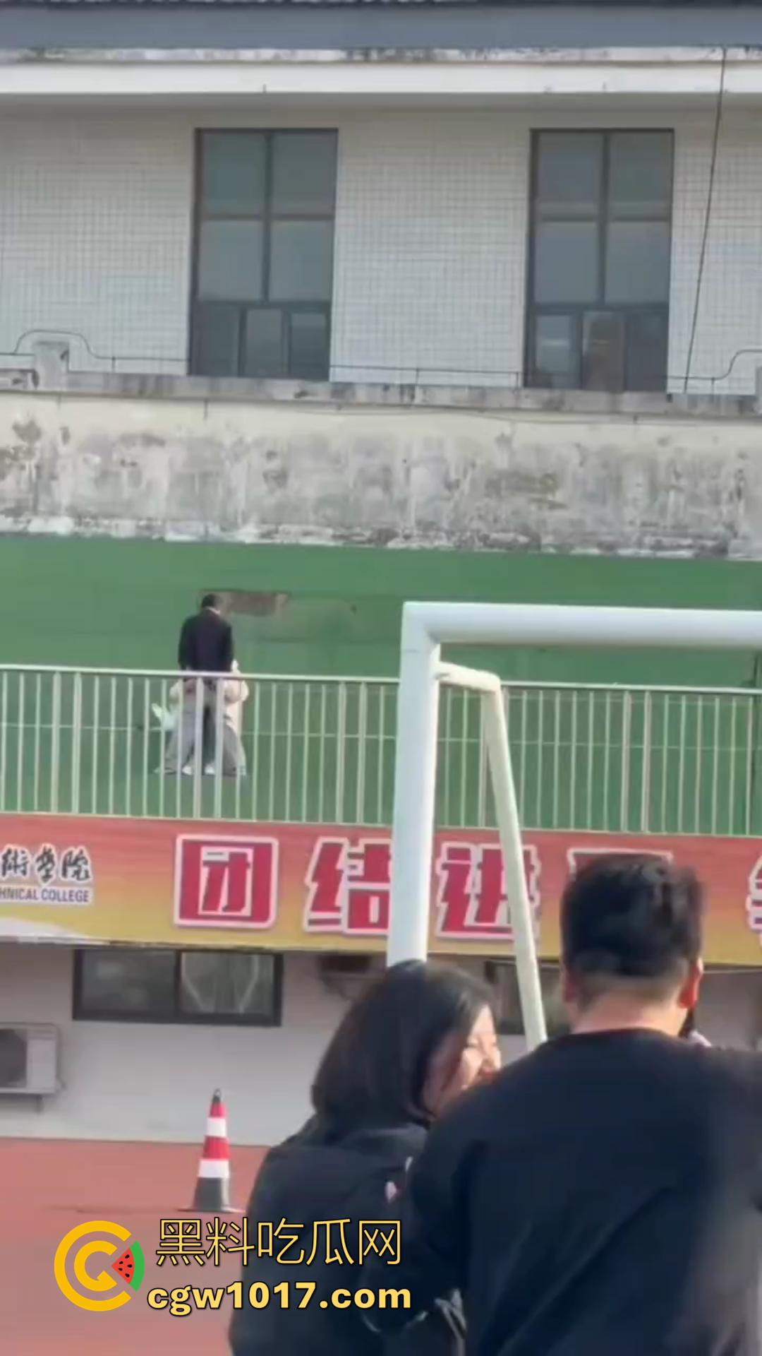 信阳职院操场上演活春宫!女友在操场观众席当众跪舔 脱衣揉胸,被数百手机围拍也熟视无睹! 第3张 信阳职院操场上演活春宫!女友在操场观众席当众跪舔 脱衣揉胸,被数百手机围拍也熟视无睹! 第3张