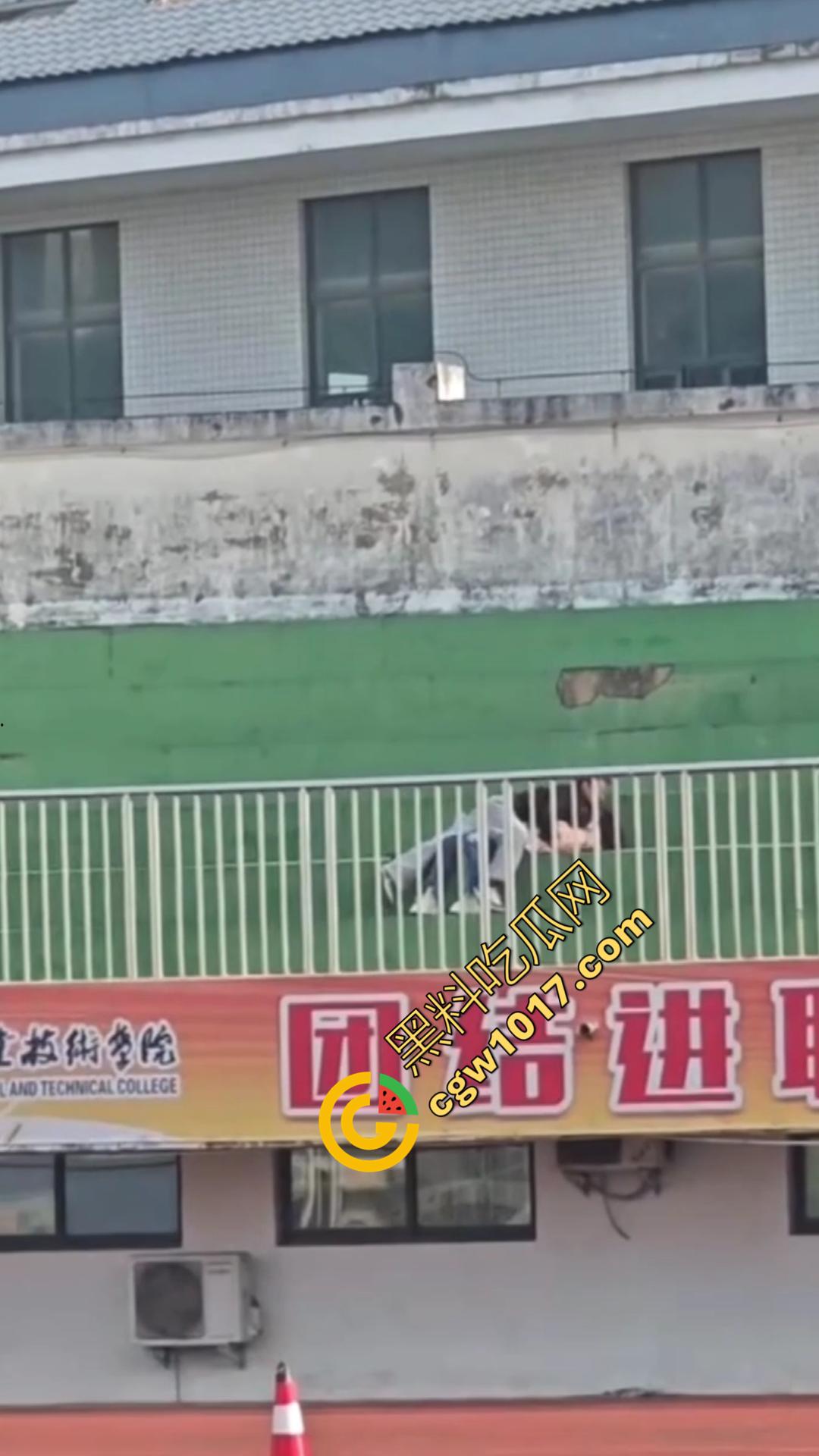 信阳职院操场上演活春宫!女友在操场观众席当众跪舔 脱衣揉胸,被数百手机围拍也熟视无睹! 第6张 信阳职院操场上演活春宫!女友在操场观众席当众跪舔 脱衣揉胸,被数百手机围拍也熟视无睹! 第6张