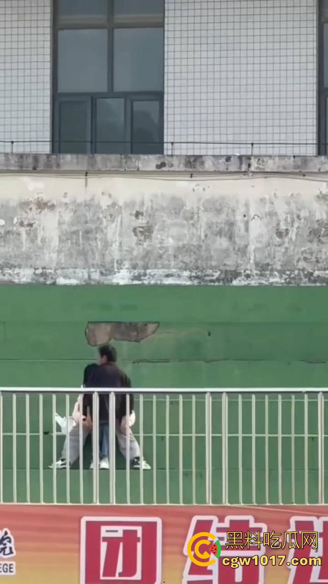 信阳职院操场上演活春宫!女友在操场观众席当众跪舔 脱衣揉胸,被数百手机围拍也熟视无睹! 第4张 信阳职院操场上演活春宫!女友在操场观众席当众跪舔 脱衣揉胸,被数百手机围拍也熟视无睹! 第4张