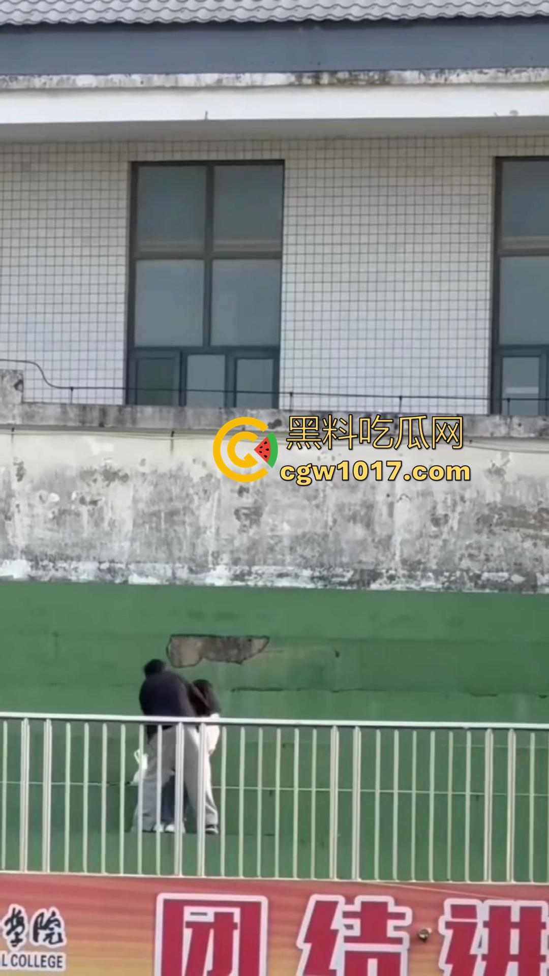 信阳职院操场上演活春宫!女友在操场观众席当众跪舔 脱衣揉胸,被数百手机围拍也熟视无睹! 第7张 信阳职院操场上演活春宫!女友在操场观众席当众跪舔 脱衣揉胸,被数百手机围拍也熟视无睹! 第7张