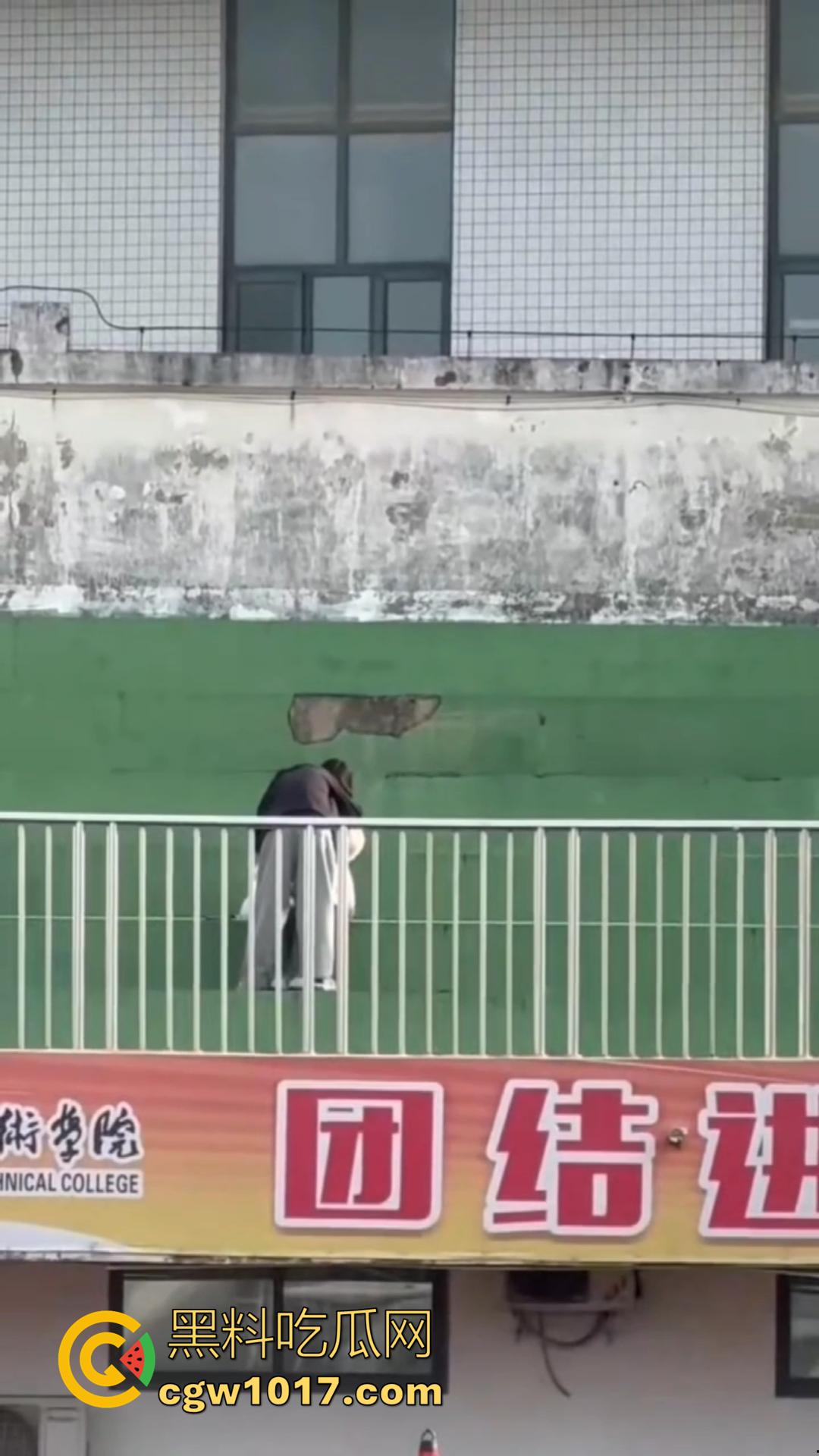 信阳职院操场上演活春宫!女友在操场观众席当众跪舔 脱衣揉胸,被数百手机围拍也熟视无睹! 第5张 信阳职院操场上演活春宫!女友在操场观众席当众跪舔 脱衣揉胸,被数百手机围拍也熟视无睹! 第5张