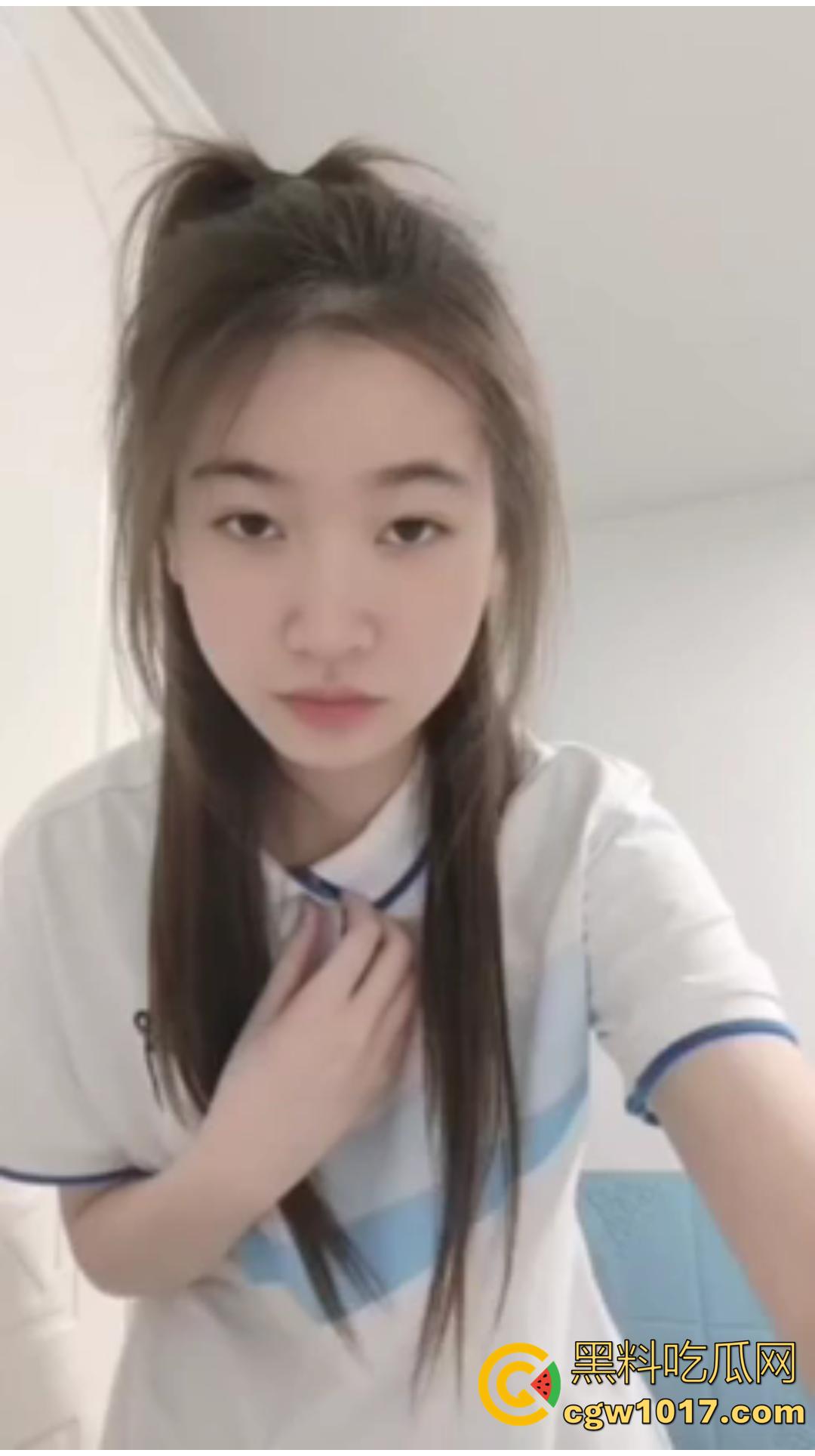 清纯高中小妹拍给网友的调教视频惨遭流出！光着身子像母狗一样爬圈，水晶棒插逼居然插到高潮喷水！  第1张