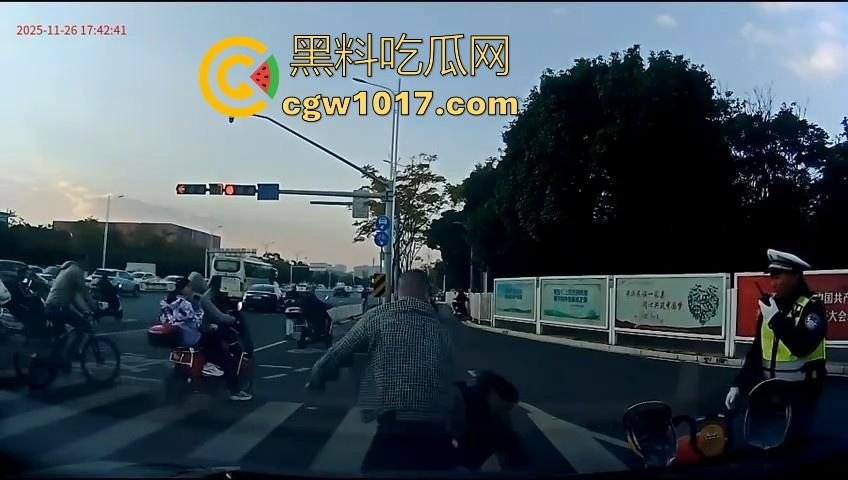 云南街头拳击赛火爆开打！1米8大哥被爆冷击败，旁边还带个穿绿马甲的裁判观赛，能动手就动手好吧！  第2张