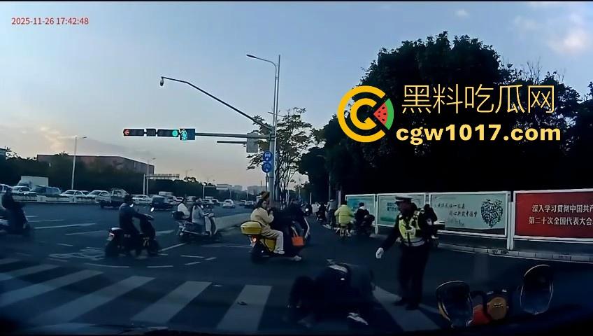 云南街头拳击赛火爆开打！1米8大哥被爆冷击败，旁边还带个穿绿马甲的裁判观赛，能动手就动手好吧！  第3张