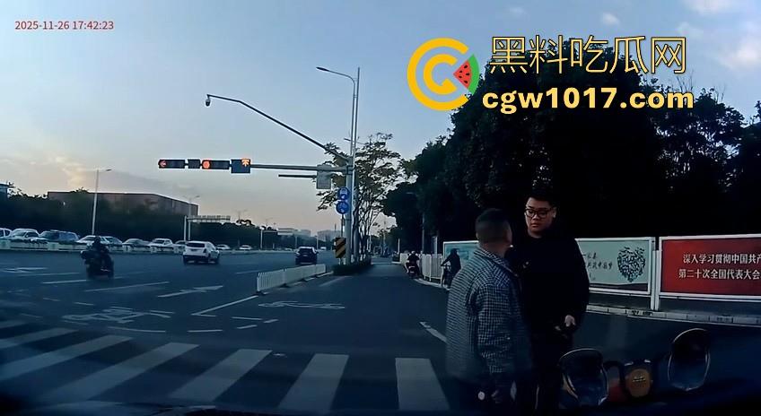 云南街头拳击赛火爆开打！1米8大哥被爆冷击败，旁边还带个穿绿马甲的裁判观赛，能动手就动手好吧！  第8张