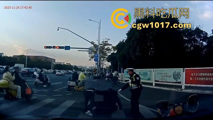云南街头拳击赛火爆开打！1米8大哥被爆冷击败，旁边还带个穿绿马甲的裁判观赛，能动手就动手好吧！  第13张